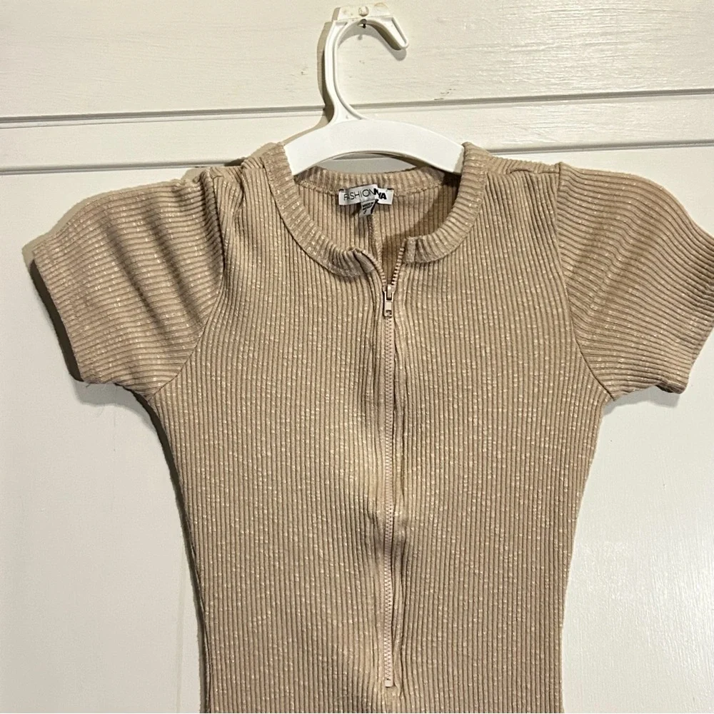 Fashion Nova tan cream zip front ribbed bodysuit women’s size small